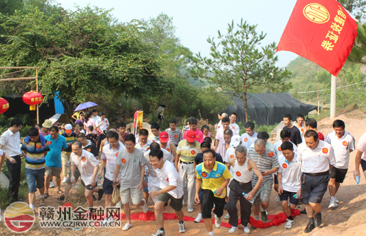 市中信建投舉行楊仙嶺登山比賽 倡導(dǎo)健康生活