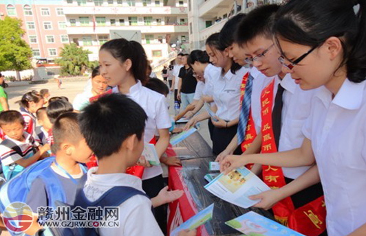 贛州銀座村鎮(zhèn)銀行深入希望小學(xué)進行反假幣宣傳