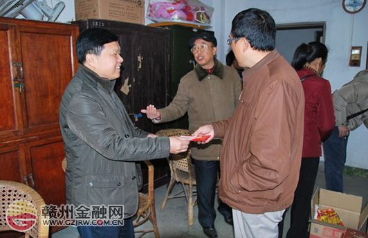 傾聽群眾心聲 農(nóng)行章貢支行走訪慰問困難群眾