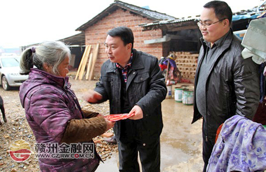 農(nóng)行南康支行“三送”小組春節(jié)前慰問困難戶