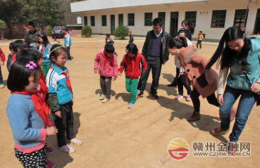 市農(nóng)發(fā)行奔赴貧困小學(xué)“學(xué)雷鋒 送溫暖”