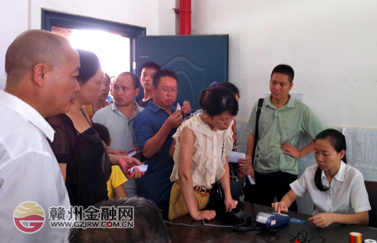 農(nóng)行章貢支行入校園現(xiàn)場代收學(xué)費百萬元