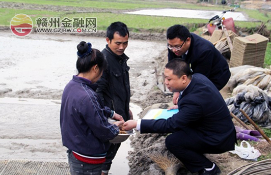 農(nóng)行贛州分行流動(dòng)服務(wù)組送貸助春耕