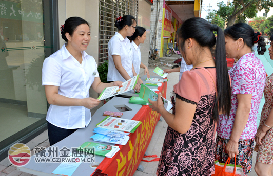 信豐人行聯(lián)手農(nóng)信社積極開(kāi)展征信業(yè)務(wù)宣傳活動(dòng)