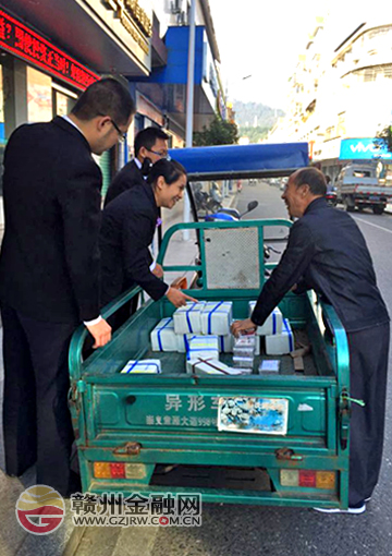 崇義郵儲銀行助力商戶備戰(zhàn)“春節(jié)零錢荒”