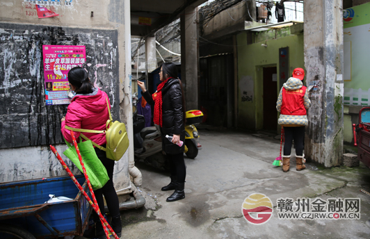 贛州金融團(tuán)工委組織志愿者參與文明城市創(chuàng)建活動(dòng)