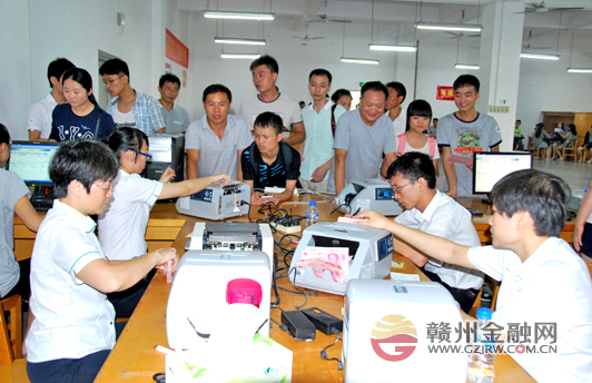 又是一年開學(xué)季 章貢農(nóng)行走進(jìn)高校上門收款