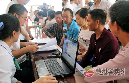 南康區(qū)舉行現(xiàn)場(chǎng)簽約推進(jìn)產(chǎn)業(yè)扶貧
