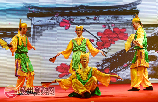 江西贛州銀座村鎮(zhèn)銀行唱響青春 喜迎新年
