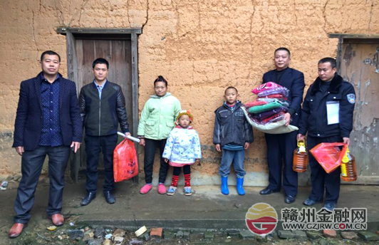 南康農(nóng)行曾毅軍自掏腰包為貧困戶雪中送炭