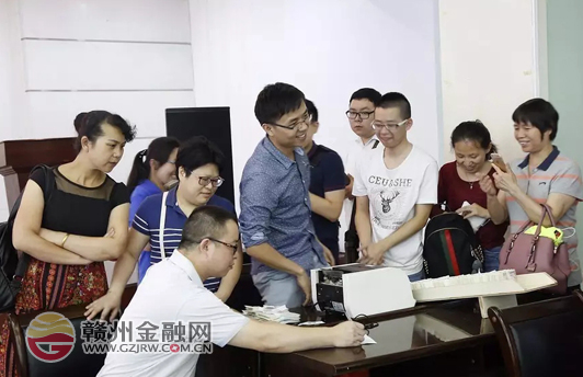 近三百人齊聚贛州農(nóng)行機關(guān)大樓，他們想干什么？
