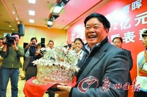 富豪捐款兩億提最苛刻條件 開國內(nèi)捐款問責(zé)先河