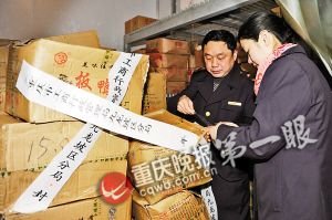 沃爾瑪過(guò)期板鴨油炸當(dāng)熟食賣 工商執(zhí)法當(dāng)場(chǎng)查獲