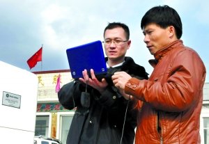 3月27日，技術(shù)人員在黑龍江東寧縣老黑山鎮(zhèn)移動(dòng)輻射監(jiān)測點(diǎn)調(diào)取電離室數(shù)據(jù)。新華社記者 劉景洋 攝