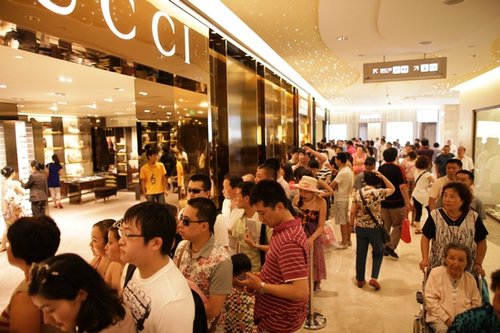 海南免稅首日瘋狂 化妝品3小時(shí)被搶光 