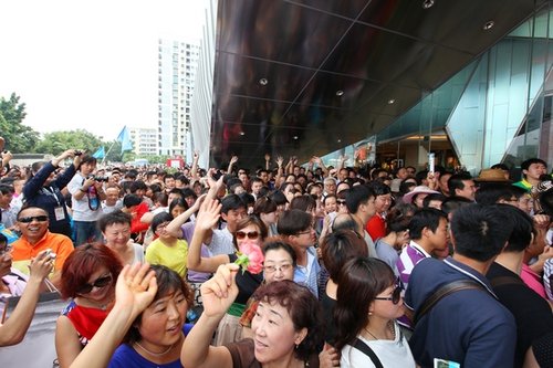 海南免稅首日瘋狂 化妝品3小時(shí)被搶光 