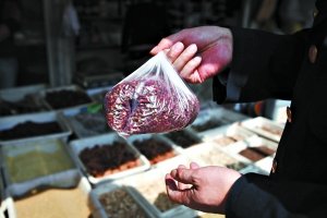 北京市場發(fā)現(xiàn)染色花椒 泡水后水變紅