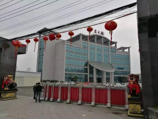 （據(jù)當(dāng)?shù)厝私榻B，陶華碧經(jīng)常住在這棟行政大樓里，“偶爾能看見她遛彎”）