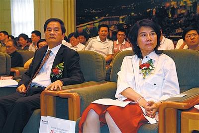 2010年7月15日，時任格力電器董事長朱江洪、格力電器總裁董明珠在北京出席格力電器新技術(shù)全國發(fā)布活動。圖/視覺中國
