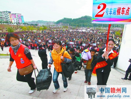 三千余農(nóng)民工乘專列赴東莞