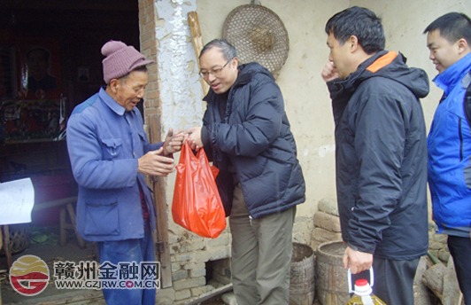 股股暖流沁人心 市人行走訪慰問困難群眾