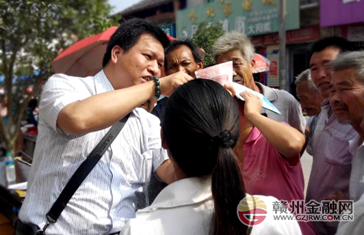 定南人行組織開展反假貨幣知識進鄉(xiāng)鎮(zhèn)活動
