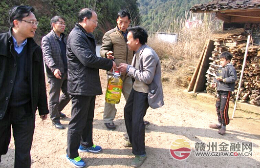 興國人行“金惠工程”志愿者新春慰問農(nóng)民工