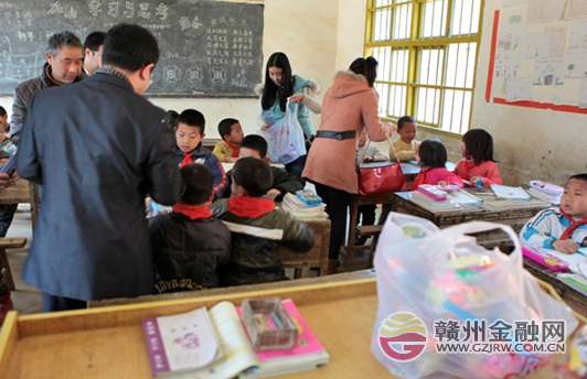 市農(nóng)發(fā)行奔赴貧困小學“學雷鋒 送溫暖”