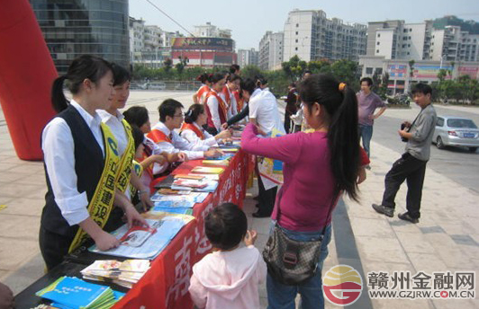  建行南康支行精心組織反假幣宣傳活動