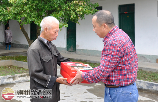 市中行重陽節(jié)為會昌莊埠鄉(xiāng)孤寡老人送溫暖