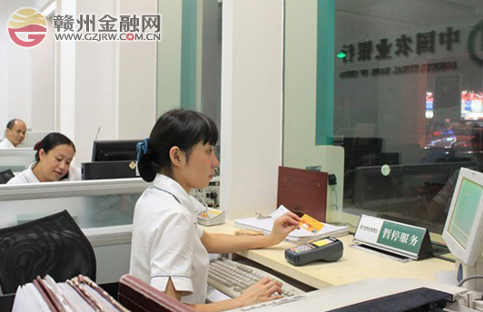 南康農(nóng)行緊鑼密鼓開展制發(fā)新農(nóng)保卡工作