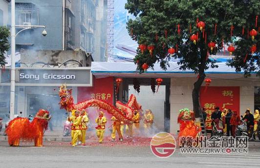 龍騰虎躍迎新春 農(nóng)行章貢支行盛邀舞龍隊(duì)拜大年