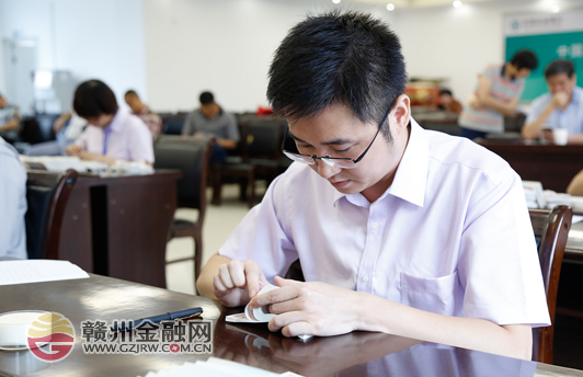 近三百人齊聚贛州農(nóng)行機關大樓，他們想干什么？
