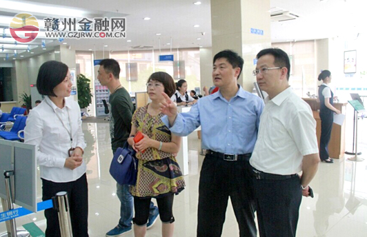 市銀行業(yè)協(xié)會常務(wù)副會長賴裕聰蒞臨民生銀行指導(dǎo)工作
