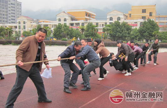 中國人壽崇義支公司舉行“慶三八”趣味運動會