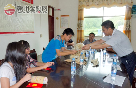 市中國人壽愛心捐助優(yōu)秀貧困大學生