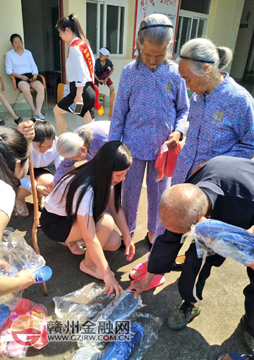 中國人壽贛縣王母渡保險所探望慰問敬老院老人