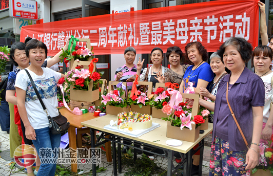九江銀行黃屋坪路社區(qū)支行舉辦母親節(jié)主題活動