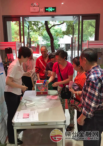 九江銀行贛州分行9家社區(qū)支行開展送雞蛋活動(dòng)