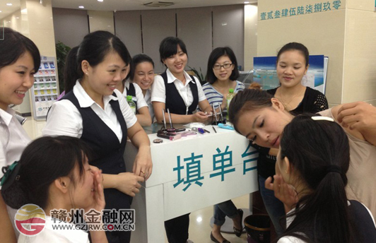 市民生銀行提升妝容技巧 強(qiáng)化廳堂服務(wù)