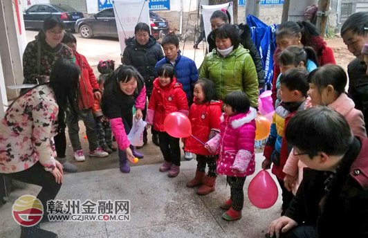 三八婦女節(jié) 贛州銀座興國支行舉辦“歡樂進村居”活動