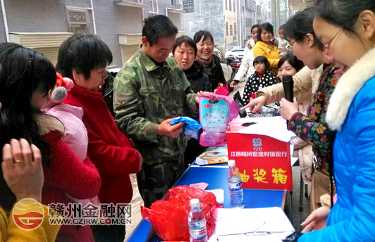 三八婦女節(jié) 贛州銀座興國支行舉辦“歡樂進村居”活動