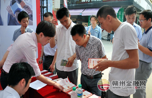 我市招行參加銀行業(yè)小微企業(yè)金融服務(wù)宣傳月活動(dòng)