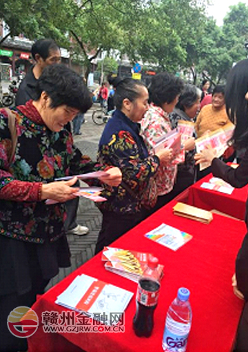 市招行開(kāi)展新版百元紙幣發(fā)行暨反假宣傳活動(dòng)