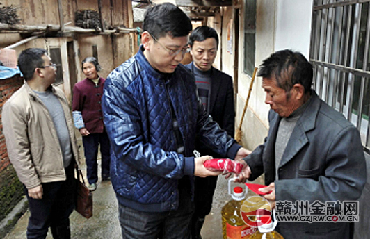 市招行副行長江渭平走訪結(jié)對扶貧村困難群眾