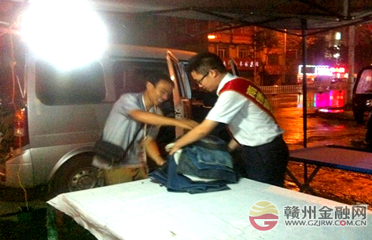 贛商村鎮(zhèn)銀行光明支行風(fēng)雨無阻 助商販力挽損失