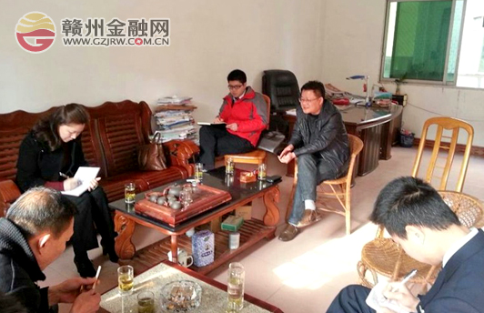南康贛商村鎮(zhèn)銀行董事長深入村鎮(zhèn)調(diào)研
