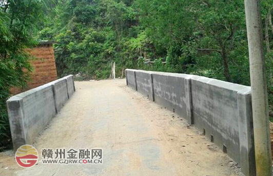 贛州銀行為“三送”掛點(diǎn)村“危橋”建護(hù)欄