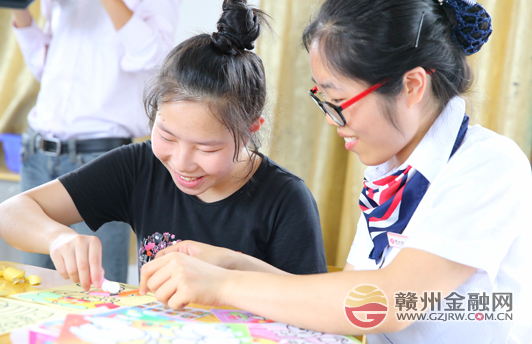 贛州銀行志愿者和特殊教育學(xué)校學(xué)生一起包粽子