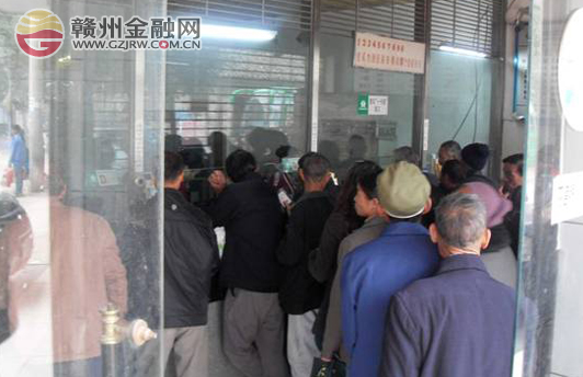 信豐縣農(nóng)信社全力緊抓養(yǎng)老金代理發(fā)放工作